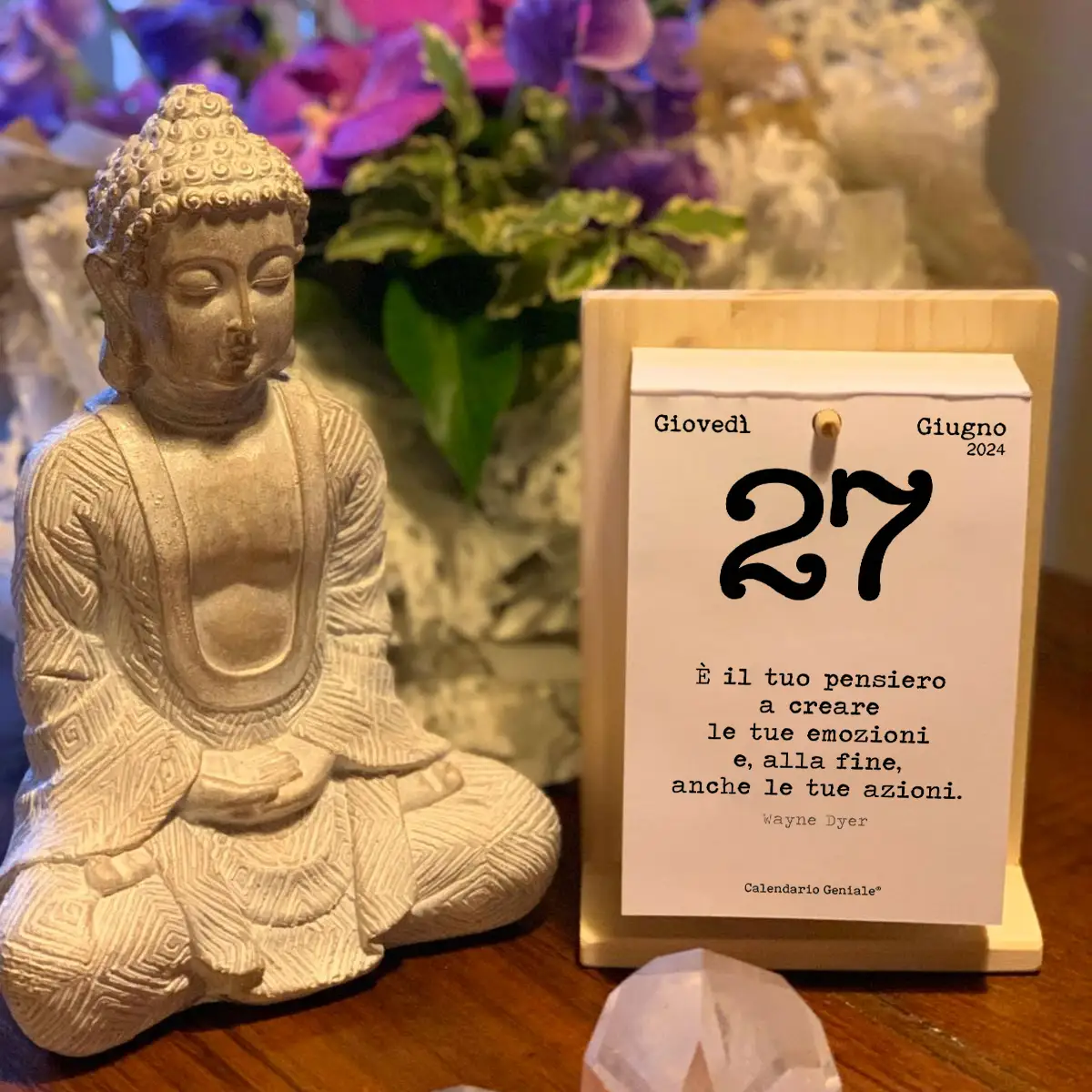 Calendario Geniale con statua Buddha e composizione floreale