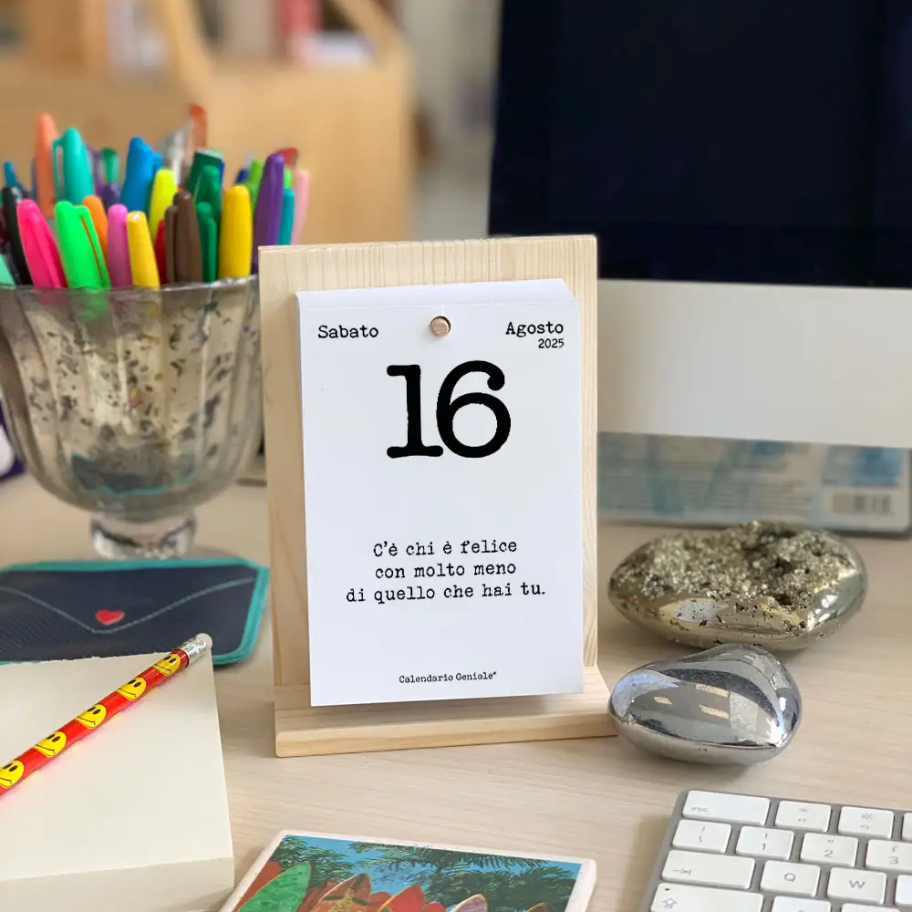 Calendario geniale con supporto su scrivania con imac e pennarelli