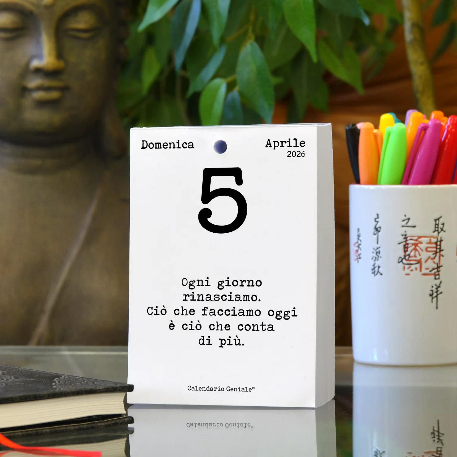 Calendario Geniale solo inserto con scrivania ufficio e pennarelli colorati