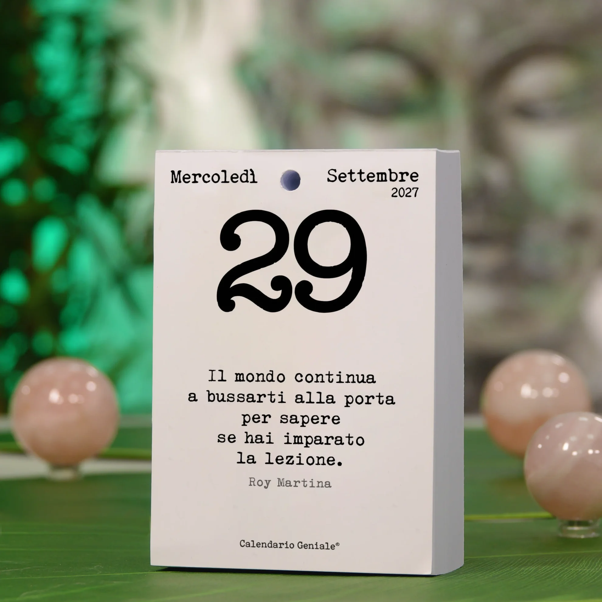 Calendario Geniale solo inserto con palline rosa di vetro e poster buddha come sfondo