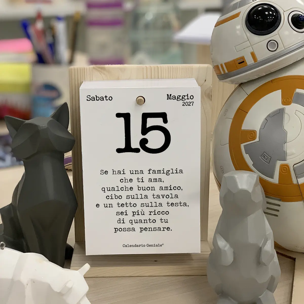Calendario con statue di animali stilizzate ed BB-8